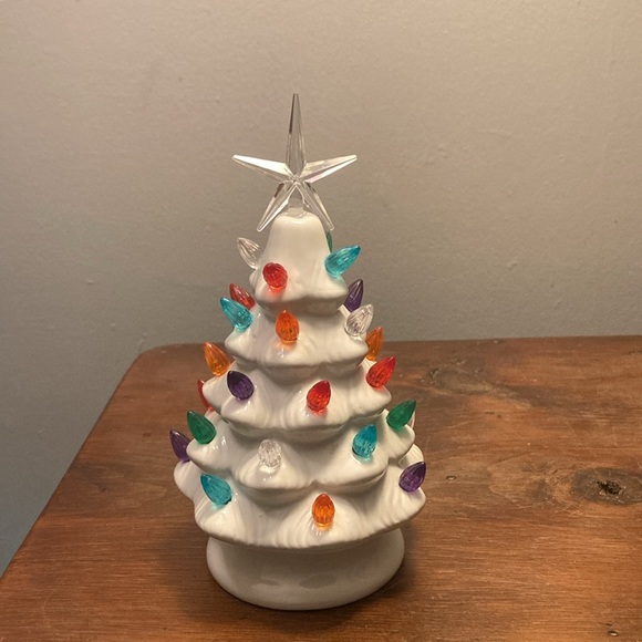 NWT 9”- White- LED Light Up Ceramic Christmas Tree 🎄 Decoration w/ 30 Bulbs - Picture 5 of 17